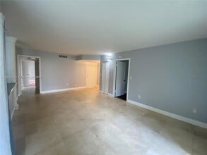 13045 SW 68th St in Miami, FL - Building Photo - Building Photo