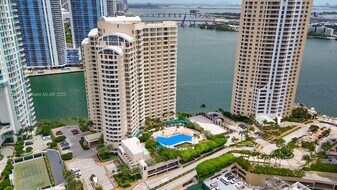 888 Brickell Key Dr in Miami, FL - Building Photo