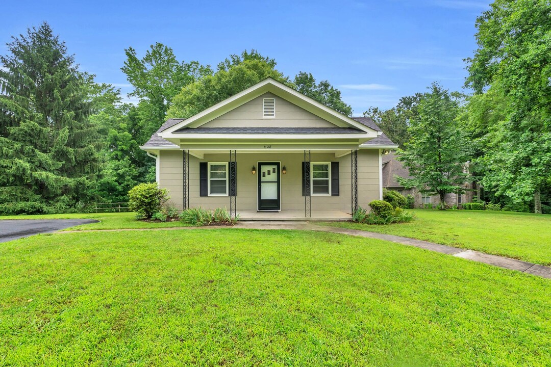 1128 James Blvd in Signal Mountain, TN - Building Photo