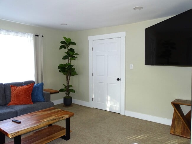 303 Bishop St in Framingham, MA - Foto de edificio - Building Photo