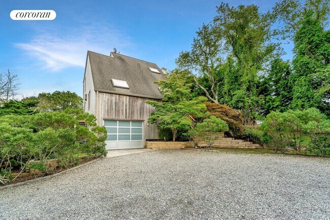 37 Gardiners Bay Dr in Shelter Island, NY - Building Photo - Building Photo