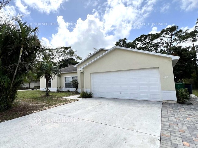 102 NW Carmelite St in Port St. Lucie, FL - Foto de edificio - Building Photo