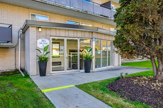 Lake Street Apartments in Sault Ste Marie, ON - Building Photo - Building Photo