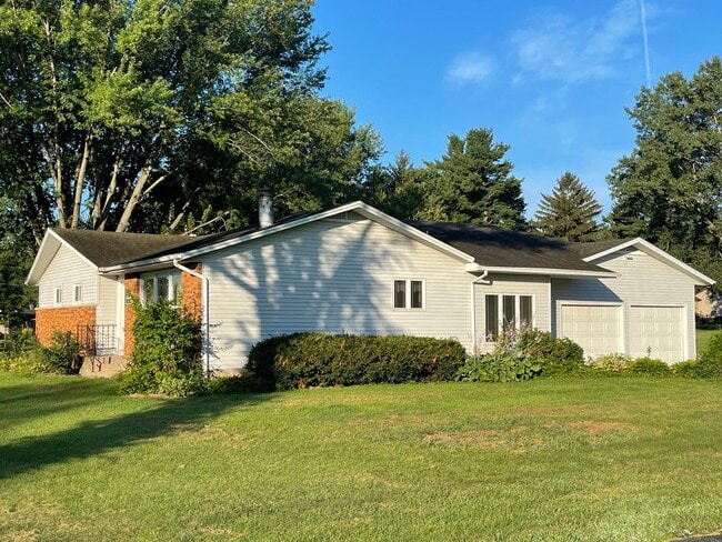 6582 Valley Dr in Bettendorf, IA - Building Photo - Building Photo