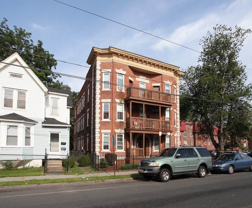 Pavilion Apartments in Hartford, CT - Building Photo