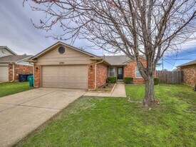 2701 Flame Lily Rd in Yukon, OK - Building Photo