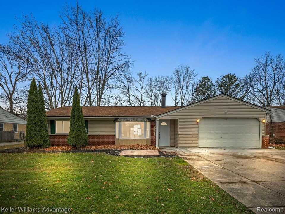 2479 Ivanhoe Dr in West Bloomfield, MI - Building Photo