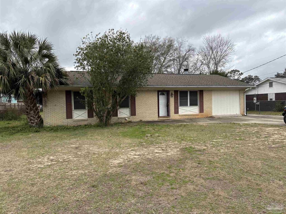 4673 Cyril Dr in Milton, FL - Building Photo