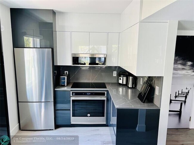 1105 Lake Shore Dr in Lake Park, FL - Building Photo - Building Photo
