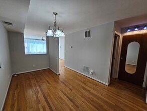 1140 W Barry Ave, Unit Unit 1 in Chicago, IL - Building Photo - Building Photo