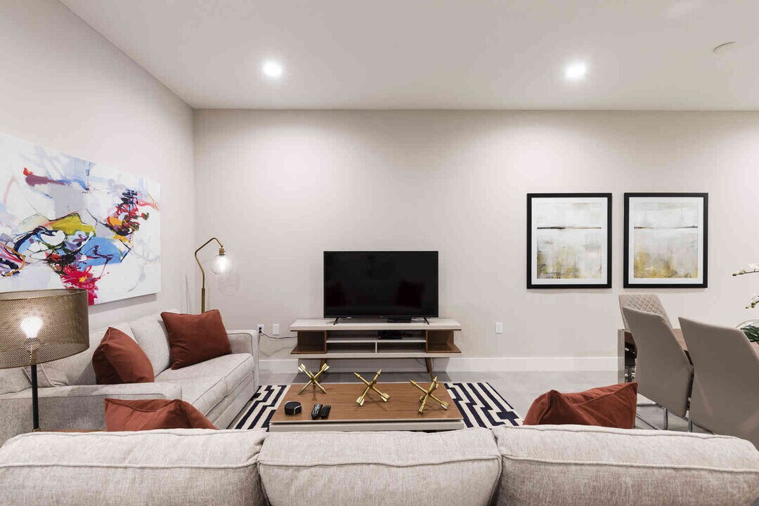 7586 Sunny Dreams Ln in Kissimmee, FL - Building Photo
