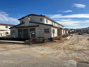 Juniper Valley Townhomes in Palmdale, CA - Building Photo - Building Photo