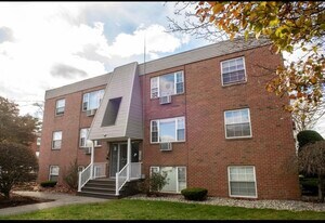 99 Cluff Crossing Rd in Salem, NH - Building Photo