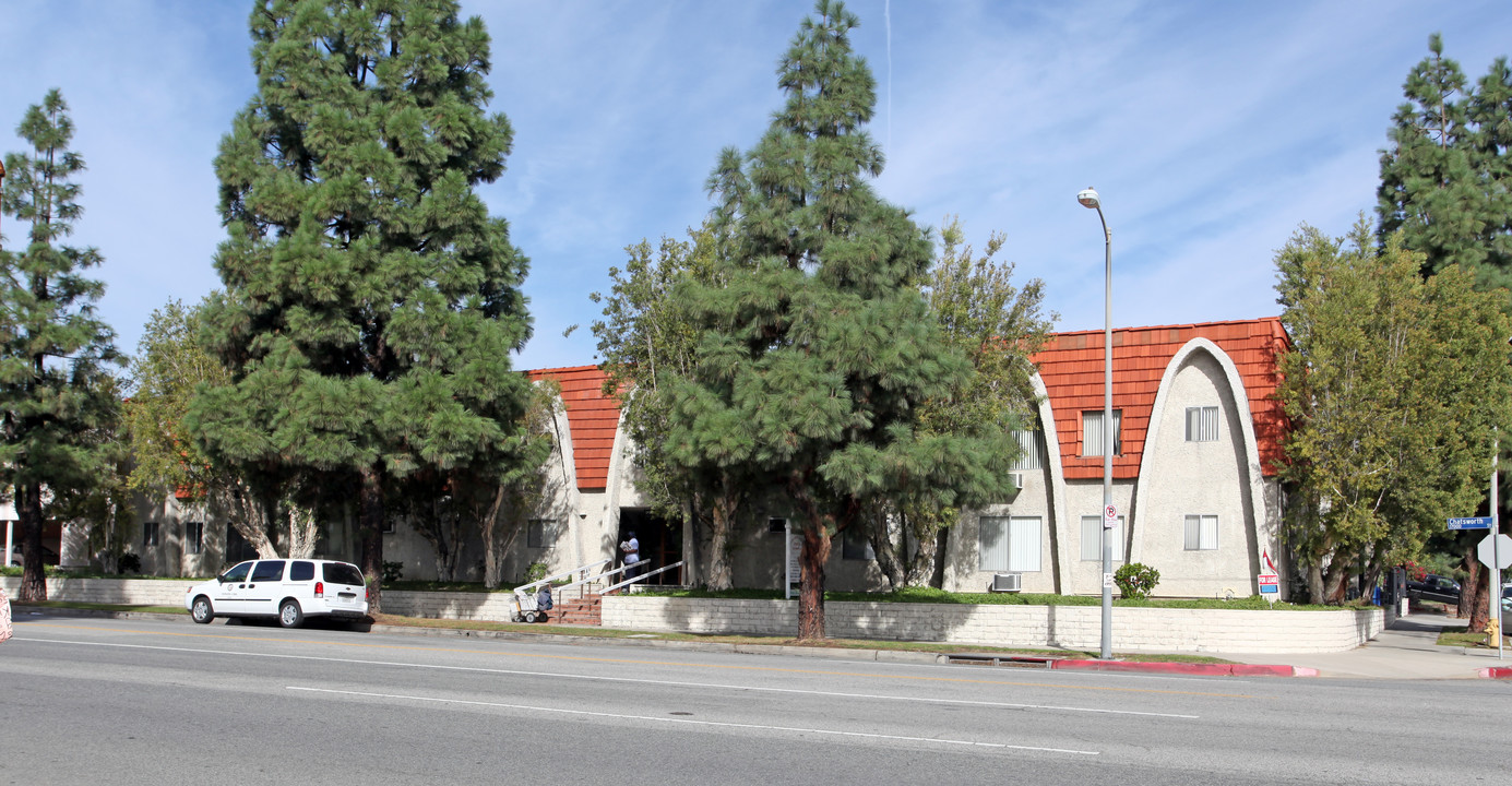 17071 Chatsworth St in Granada Hills, CA - Foto de edificio