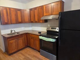 8631 Dexter Ct in Woodhaven, NY - Building Photo