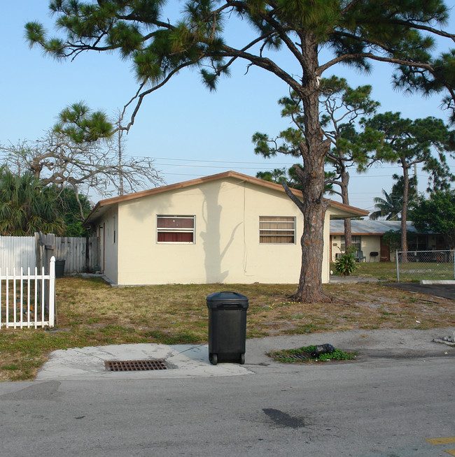 81-121 NW 32nd Ave in Fort Lauderdale, FL - Building Photo - Building Photo