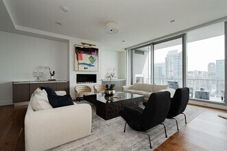 3130 N Harwood St in Dallas, TX - Foto de edificio - Building Photo