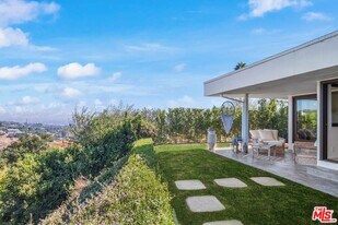10123 Angelo View Dr in Beverly Hills, CA - Building Photo