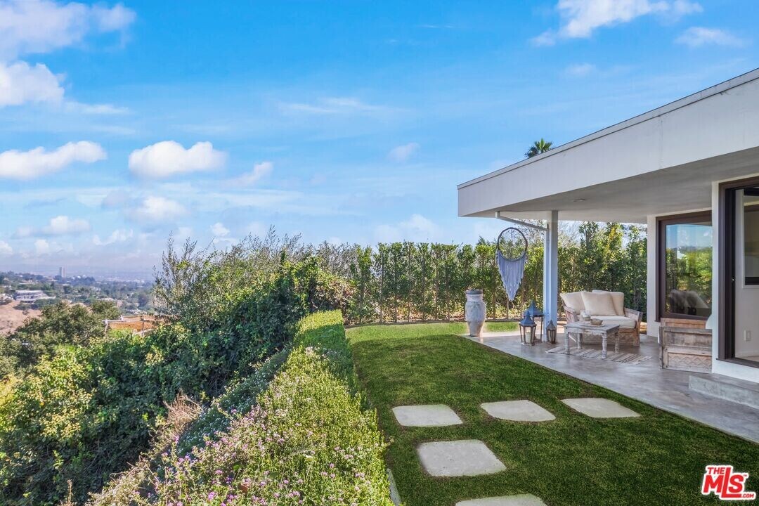 10123 Angelo View Dr in Beverly Hills, CA - Building Photo