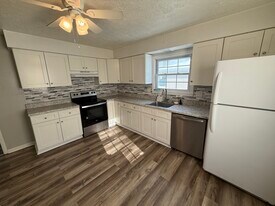 128 W Beechwood Rd, Unit 128 in Bessemer, PA - Building Photo