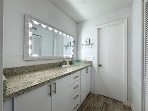 7850 Byron Ave in Miami Beach, FL - Building Photo - Building Photo