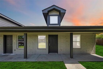 8215 Lawler St in Houston, TX - Foto de edificio - Building Photo