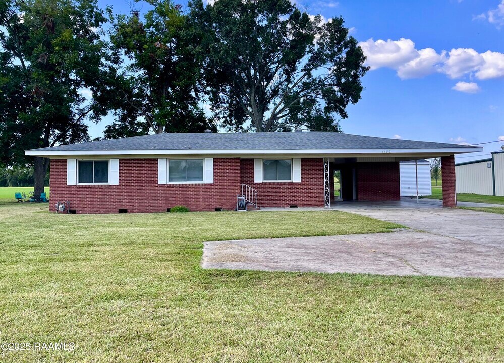 1106 Ridge Rd in Duson, LA - Building Photo