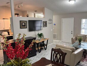 1021 Embrun Ct in Kissimmee, FL - Foto de edificio - Building Photo