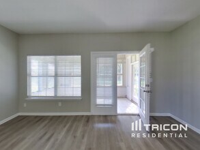 582 Summer Breeze Dr N in Jacksonville, FL - Building Photo - Building Photo