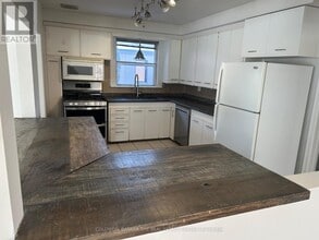 294 Betty Ann Dr in Toronto, ON - Building Photo - Building Photo