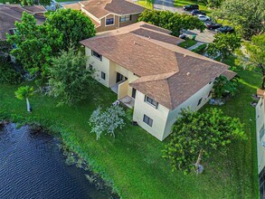 6094 Live Oak Ct in Tamarac, FL - Foto de edificio - Building Photo