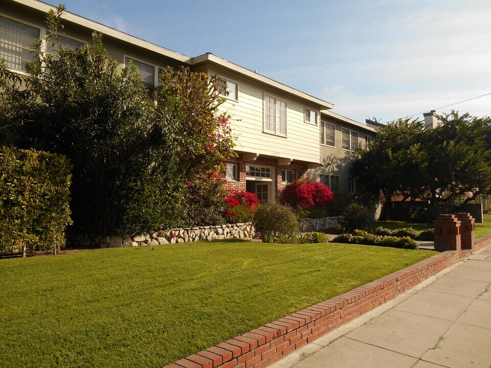 11933 W Magnolia Blvd, Unit 4 in Los Angeles, CA - Foto de edificio