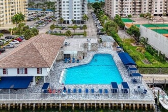 1833 S Ocean Dr in Hallandale Beach, FL - Building Photo - Building Photo
