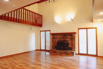 101 E Hale Lake Rd in Warrensburg, MO - Building Photo - Building Photo