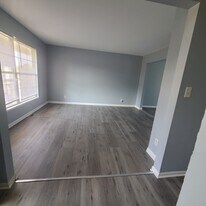 1824B Country Hills Dr in Yorkville, IL - Building Photo