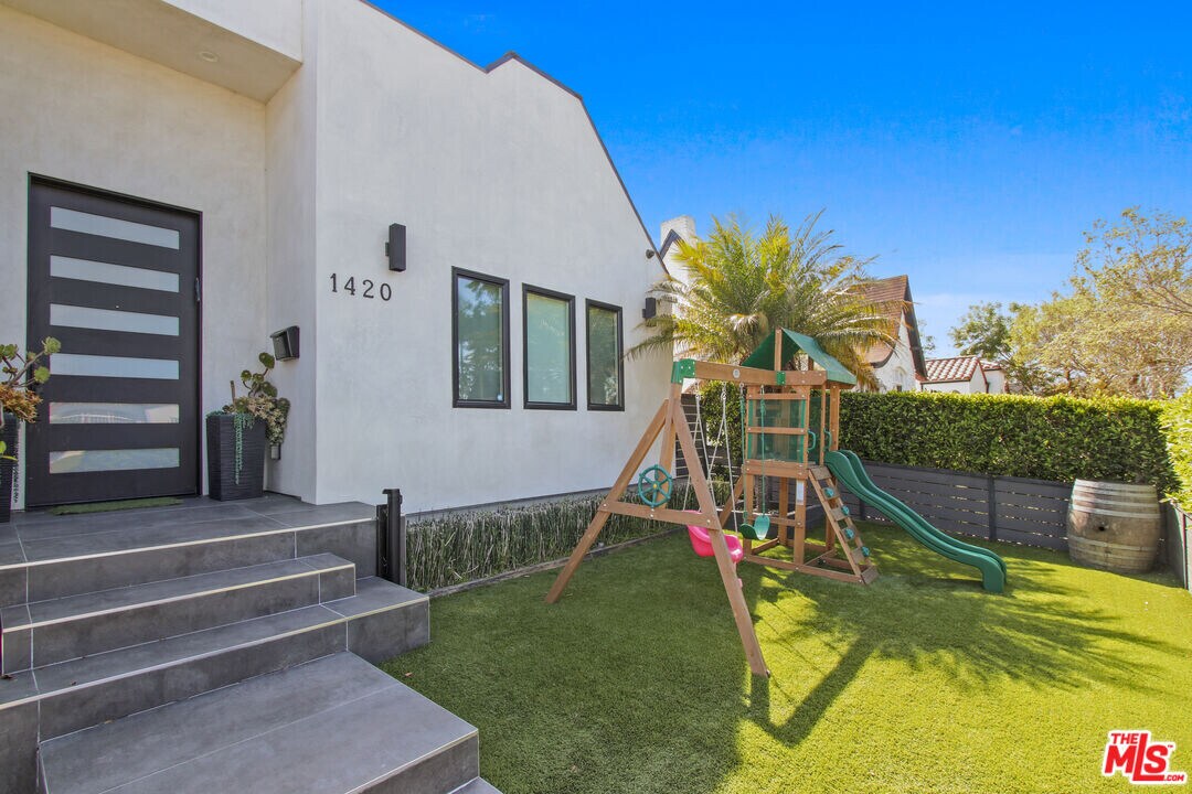 1420 Stearns Dr in Los Angeles, CA - Building Photo