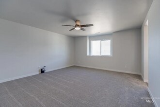 1733 S Seagrass Ave in Meridian, ID - Foto de edificio - Building Photo