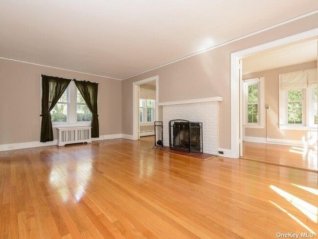 70 Beechwood Ave in Manhasset, NY - Building Photo - Building Photo