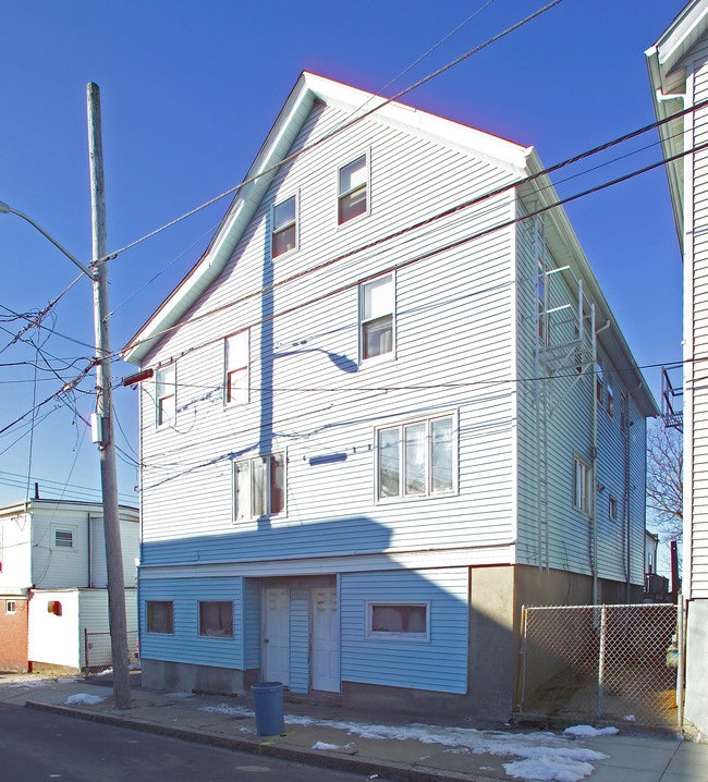 14 Davis St in Fall River, MA - Foto de edificio - Building Photo