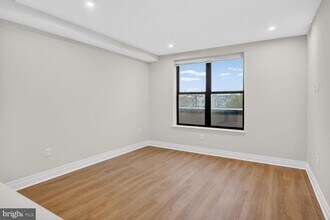 811 N Columbus St, Unit 405 in Alexandria, VA - Foto de edificio - Building Photo