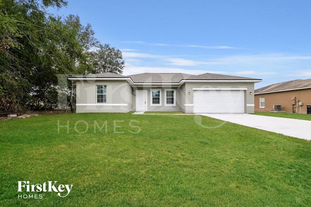 720 Martin Ln in Poinciana, FL - Building Photo