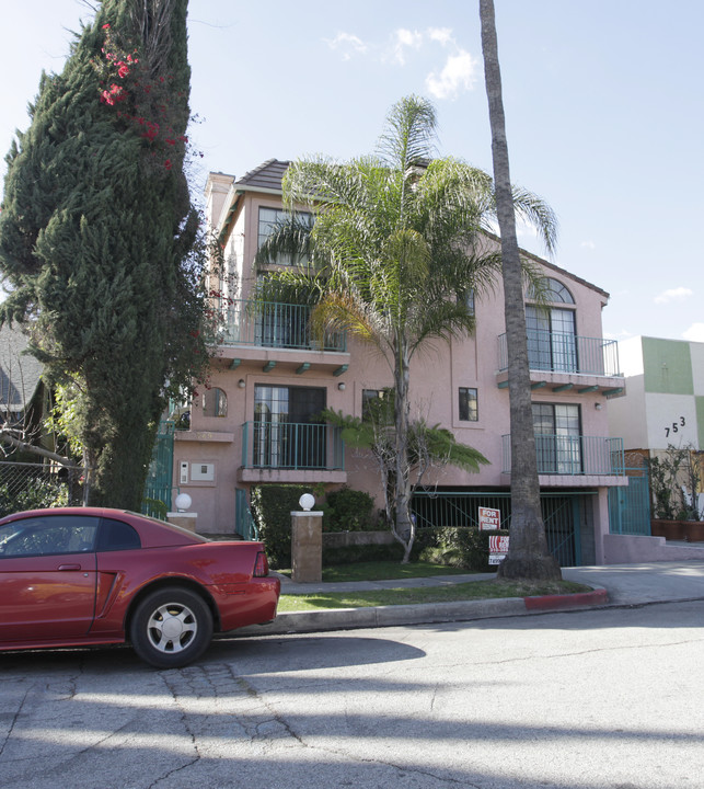 749 N Hudson Ave in Los Angeles, CA - Building Photo