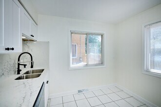 10033 Frontage Rd in Skokie, IL - Foto de edificio - Building Photo