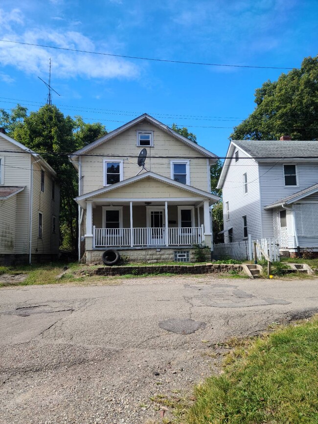 1023 Oak Dr NW in Canton, OH - Building Photo - Building Photo