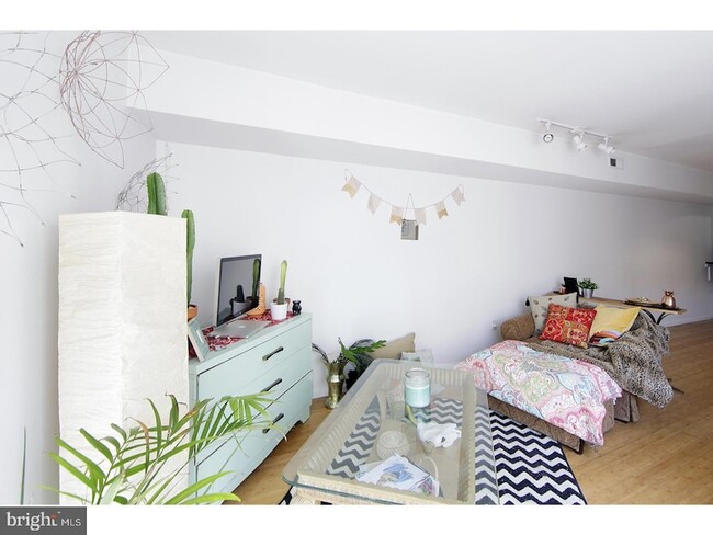 447 Fairmount Ave, Unit A in Philadelphia, PA - Building Photo - Building Photo