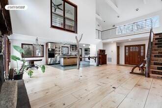 14 Broadway in East Hampton, NY - Building Photo - Building Photo