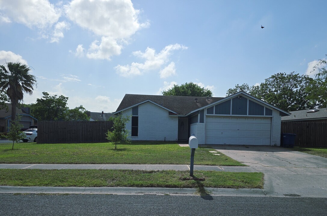3149 Crest Colony Ln in Corpus Christi, TX - Building Photo