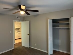 Affordable 1 bed/1 bath apartments off of ... in Louisville, KY - Building Photo - Interior Photo