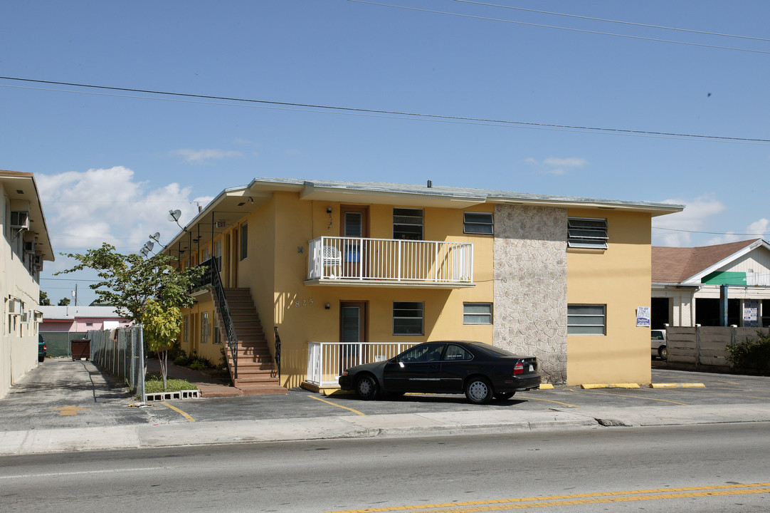 825 W 29th St in Hialeah, FL - Building Photo