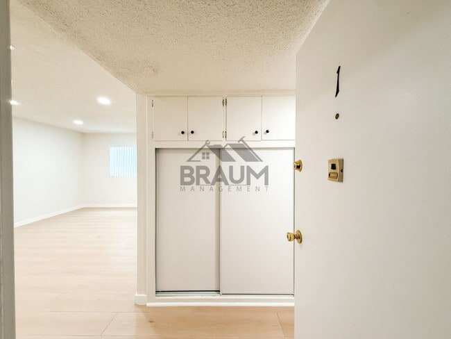 5252 Hermitage Ave in Los Angeles, CA - Foto de edificio - Building Photo